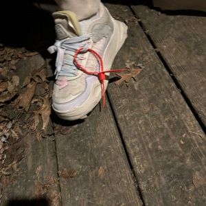 Lost box, but it do comes with dust bag barely used shoe going for the lo